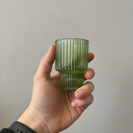 dekorativ tosidig lysestake i grønn glassfinish