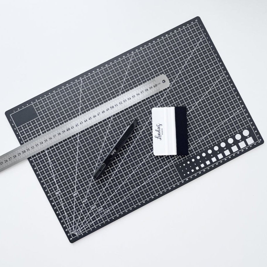Startpaket för DIY: Skärmatta A3 med rutnät, följsax, presisionskniv och 60 cm metalllinjal – ideal för kontaktplast, hobby och presisionsarbete.