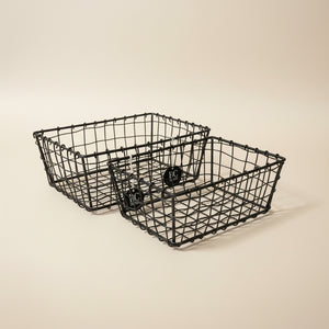 Organisert vaskerom med svarte metallkurver til rengjøringsmidler – praktisk og stilren oppbevaring for et ryddig og moderne hjem