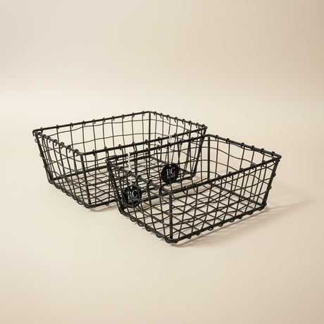 Organisert vaskerom med svarte metallkurver til rengjøringsmidler – praktisk og stilren oppbevaring for et ryddig og moderne hjem