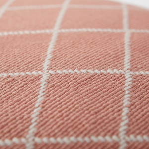 Teksturert putetrekk i støvet rosa nyanse, laget av slitesterk jaquard bomull.