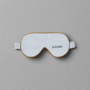 Lys blå sovemaske i myk bomull med elastisk stropp.