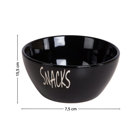 Sort snacks-skål med målene 15,5 cm i diameter og 7,5 cm høyde.