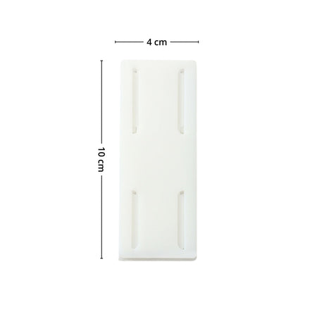 Hvit selvklebende holder som fester grenuttak på vegg eller list