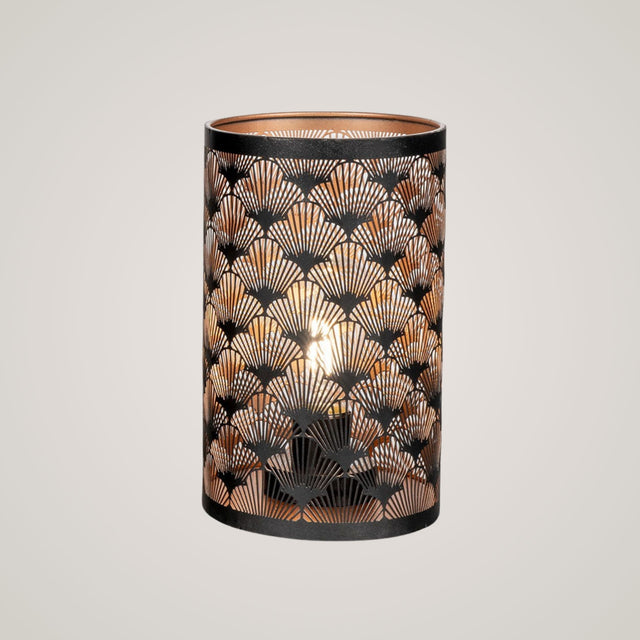 House Nordic Nata LED lyslykt skjell tilfører rommet eleganse og en lun stemning med sitt skjellformede mønster. 
