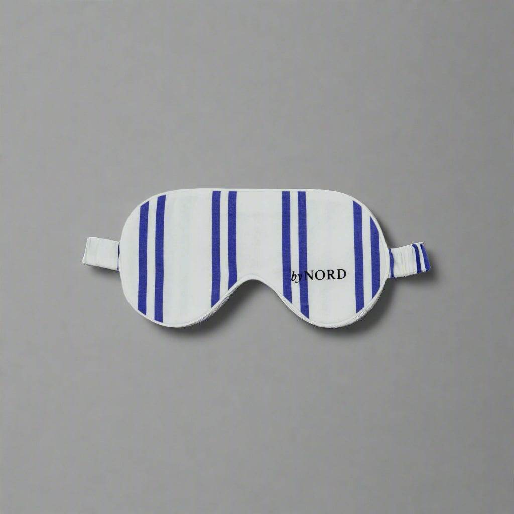 Sovemaske med blå striper og elastisk bånd for god passform
