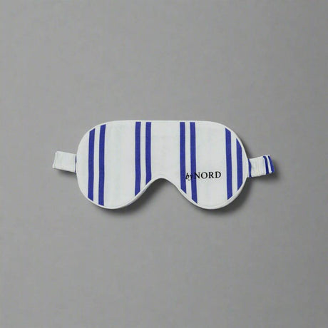 Sovemaske med blå striper og elastisk bånd for god passform