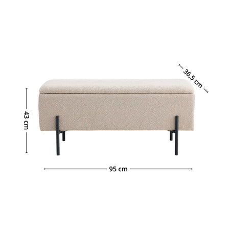 Brun tekstilbenk med sorte metallben og rottingkurver ved siden av.