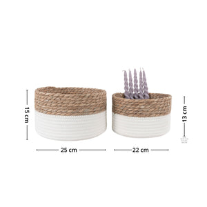 Stilrene kurver i beige og hvitt, ideelle for oppbevaring og dekor.