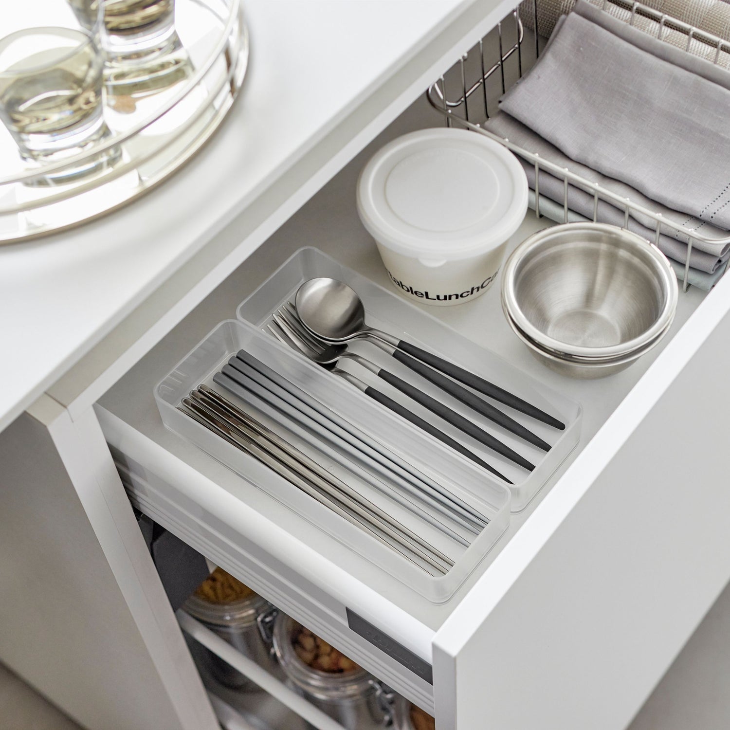 To utmerkede oppbevaringsbokser til bestikk. 