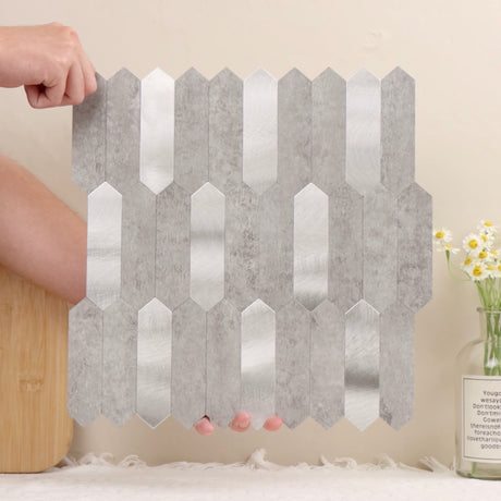 Selvklebende fliser i lys grå steinstruktur påføres enkelt på glatt overflate