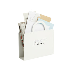 Minimalistisk metallbag i hvitt, sett forfra.