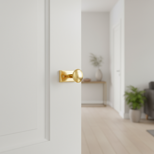 Liten gull knagg i metall for oppheng på bad eller gang