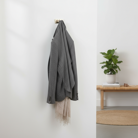 Sølvfarget metallknagg montert på hvit dør