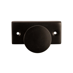 Knagg i sort metall på hvit bakgrunn