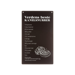 Avlangt metallskilt med oppskrift på kanelsnurrer