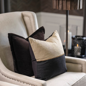 To-farget putetrekk i lin med brodert detalj