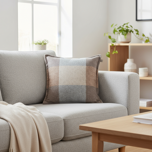 Dekorativ rutete pute i naturtoner