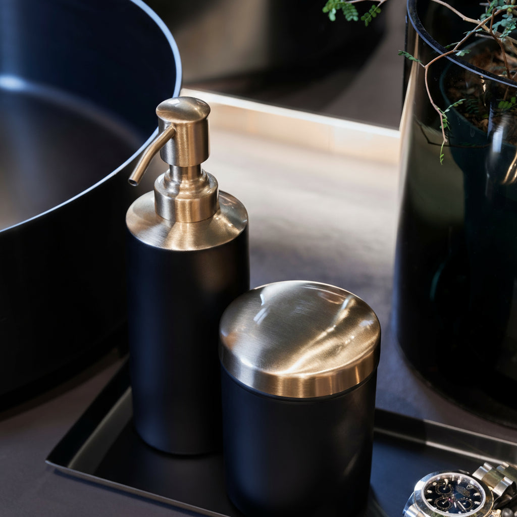 Moderne såpedispenser sort og gull fra Gio baderomsserie
