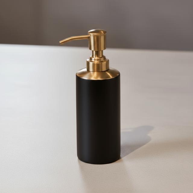 Halvor Bakke Gio såpedispenser i sort metall med matt gull topp