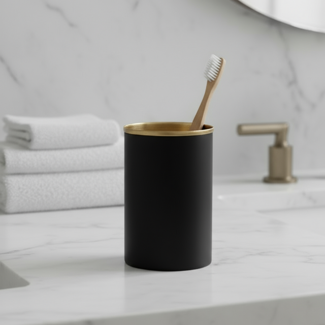 Halvor Bakke Gio tannbørsteholder i sort metall og matt gull