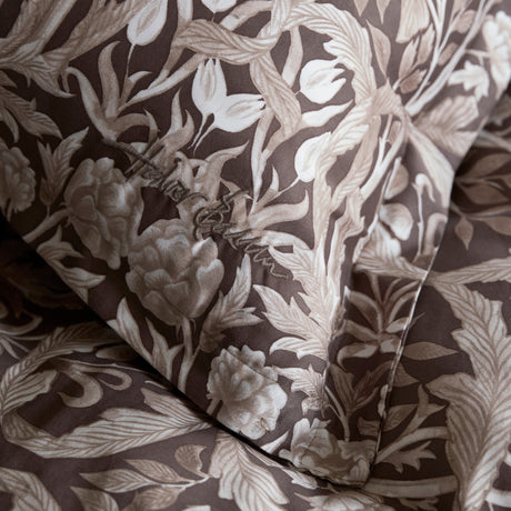 Hazendal sengesett 140x220 med elegant blomstermønster i muldvarp fra Halvor Bakke