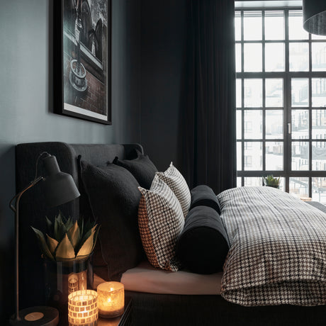 Luksuriøst sengesett i beige sateng fra Halvor Bakke kolleksjonen