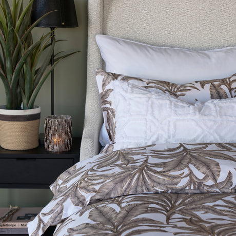 Beige sengesett med grafisk palmemønster 140×200 cm