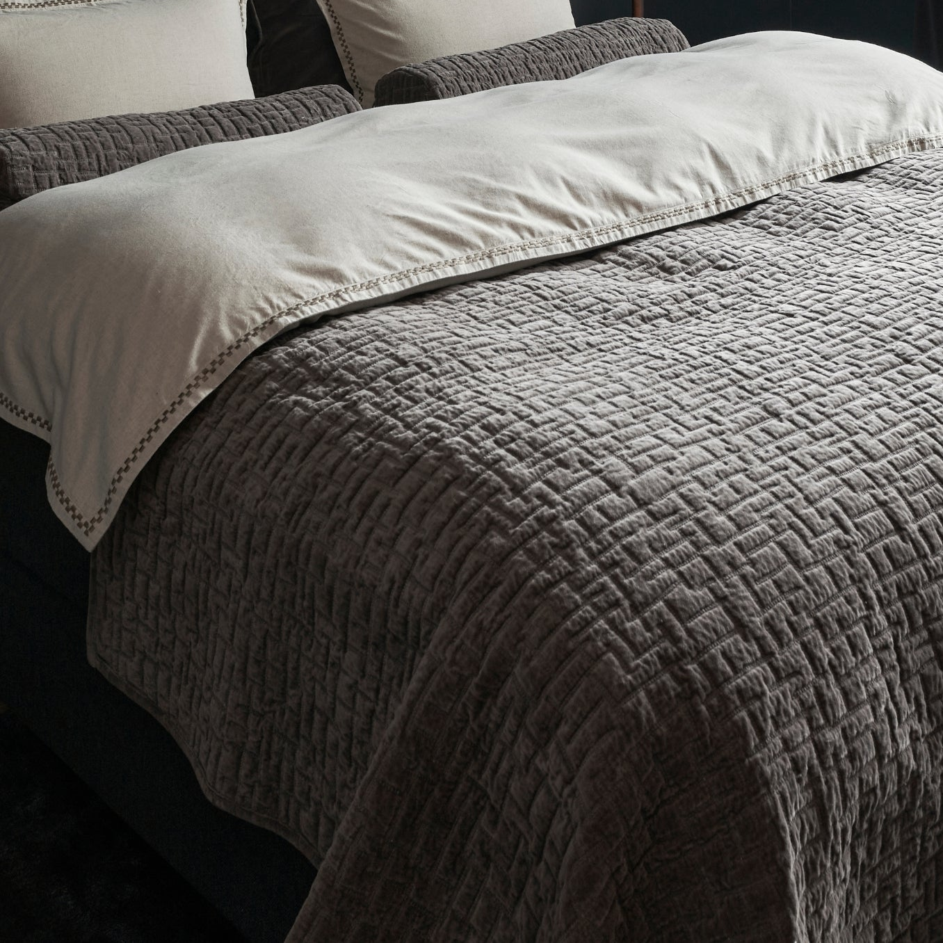 Sengesett brun muldvarp med broderte detaljer fra Lindas Dekor