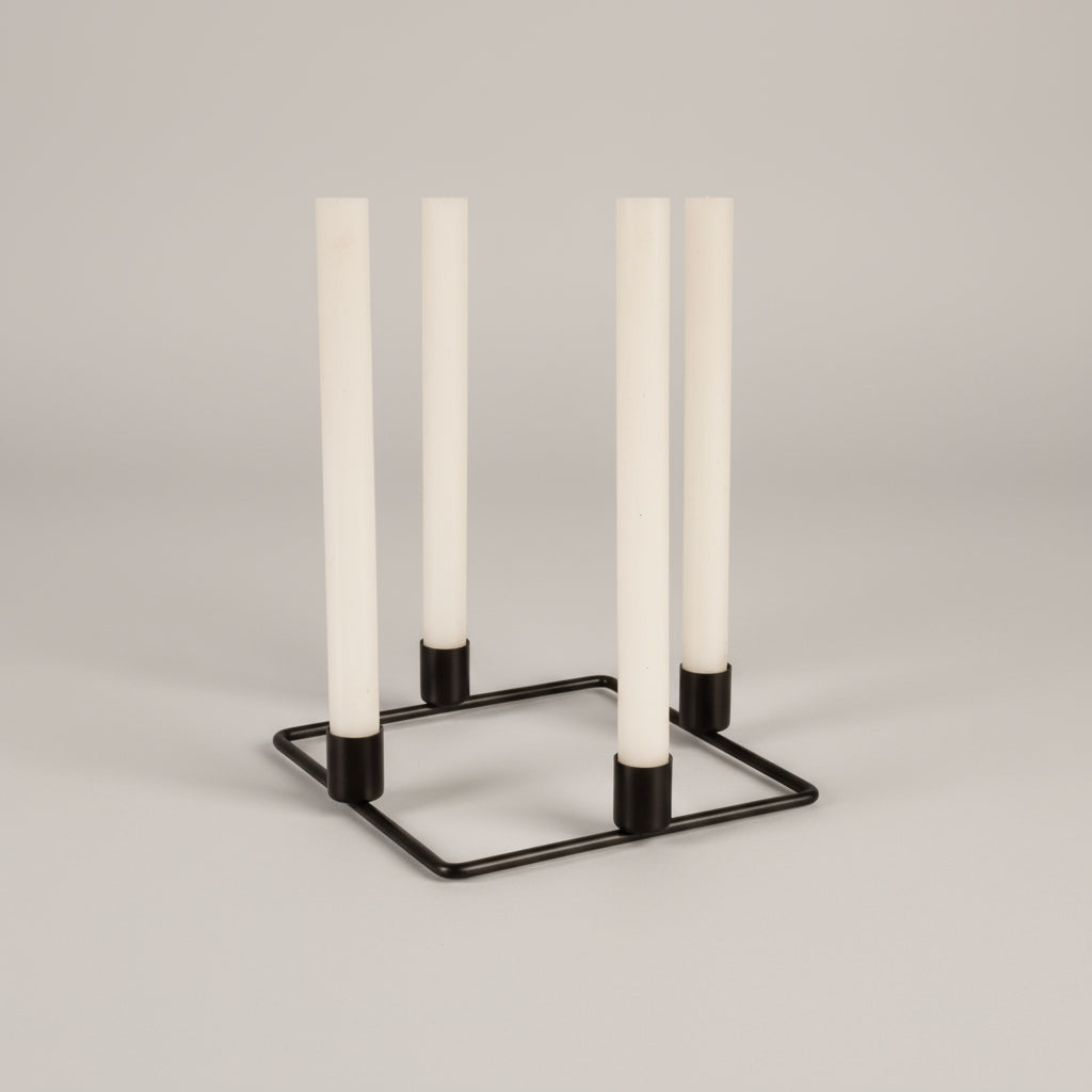 sort metall adventslysestake med fire lys