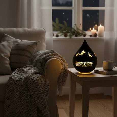 LED ljuslykt med utskuret motiv och nordnorsk salmetekst, belyst