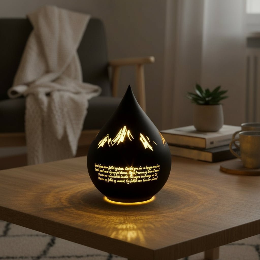 LED-lygte med udskåret motiv og nordnorsk salmetekst, belyst