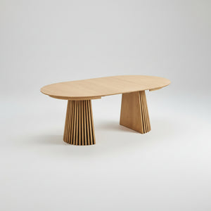 "Kvadratisk bilde av Osaka spisebord i natur eikefiner med lamellben og ileggsplater"