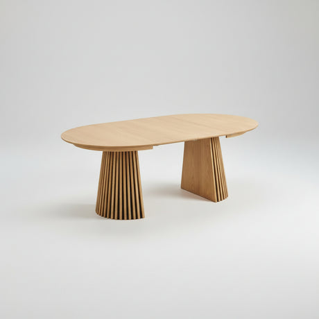 "Kvadratisk bilde av Osaka spisebord i natur eikefiner med lamellben og ileggsplater"