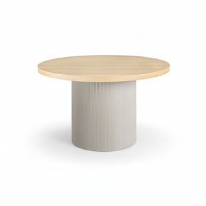 Kvadratisk billede af Solva spisebord med naturlig askefinering og sandfarvet base