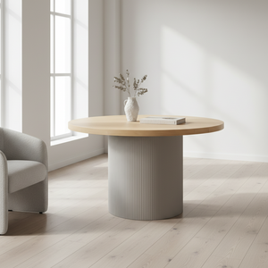 Solva spisebord naturlig eg ø120 cm med sandfarvet sylinderbase - House Nordic
