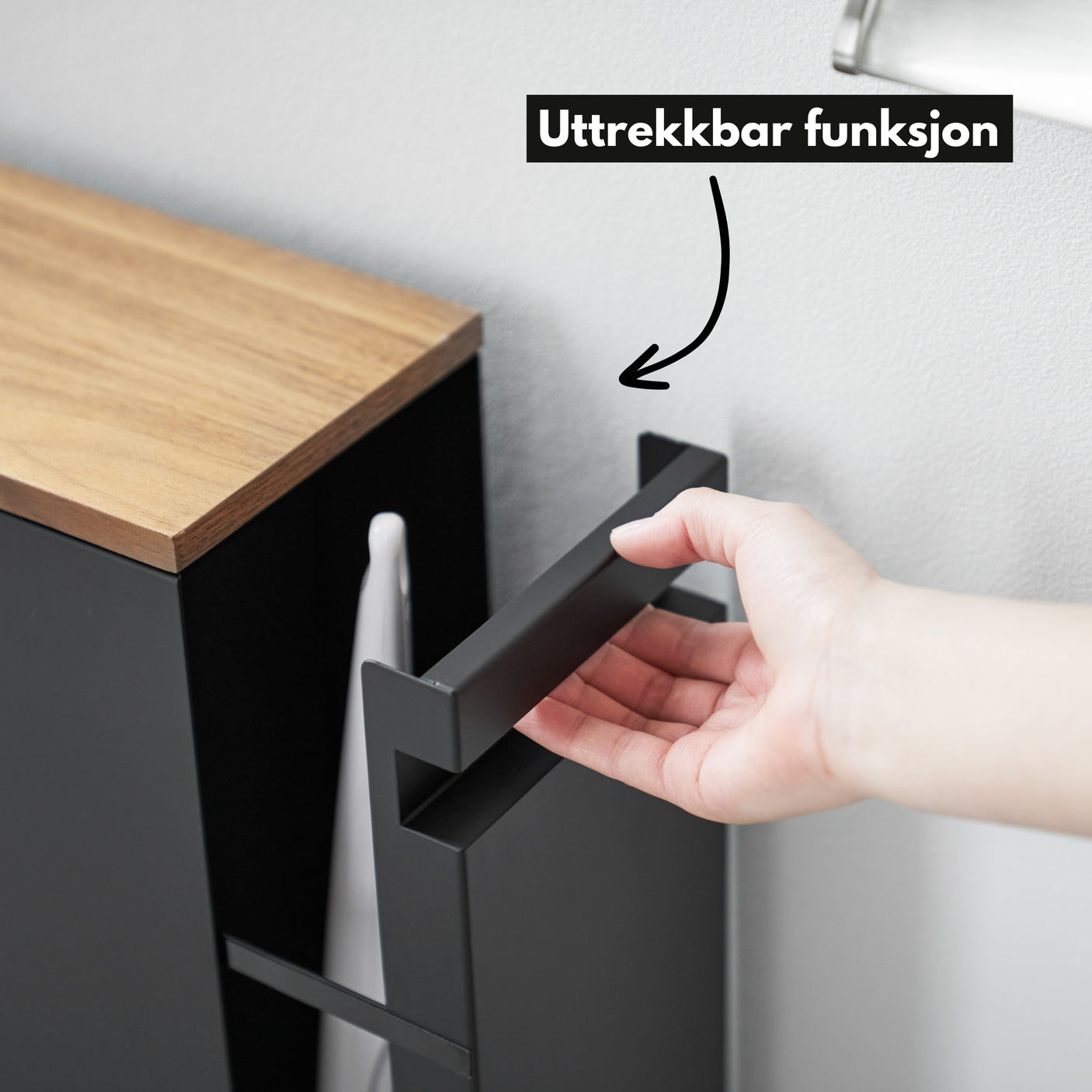 Detaljbilde av skyvbar topp i tre på sort oppbevaringshylle.