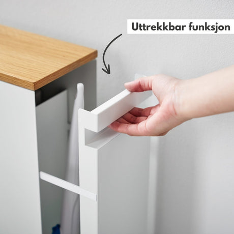 Hvid skubbevogn på hjul med plads til rengøringsprodukter og toiletruller, brugt i moderne badeværelser