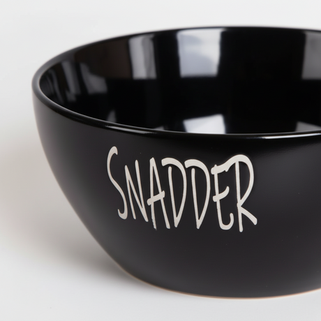 Sort bolle med tekst "Snadder" – dekorativ serveringsskål