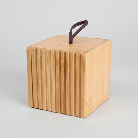 Liten oppbevaringsboks i FSC-sertifisert bambus 9x9cm med skinnstropp