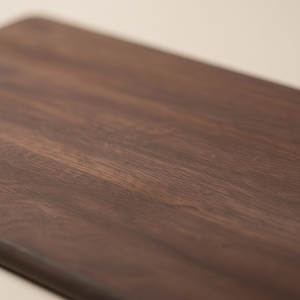 Nærbilde av premium mangotre skjærefjøl med mørk brun patina og slitesterk overflate