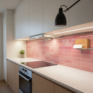 Adelina rosa selvklebende veggfliser i lys rosafarge med glossy overflate og rektangulært design