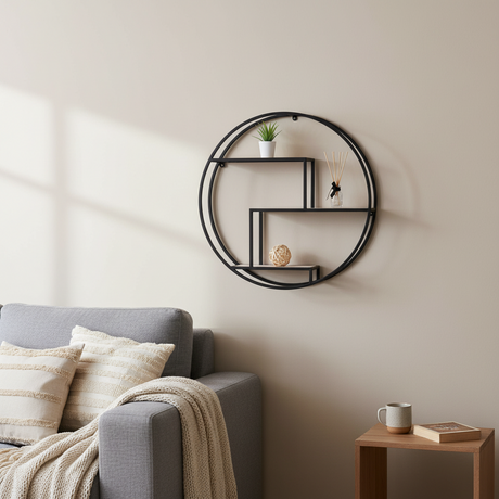 Rotterdam rund vegghylle i sort metall med trehyller, diameter 62 cm, montert på lys vegg