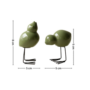 DBKD Pure keramikkpotte med plante ved hyttevindu med vårblomst i minimalistisk setting.

