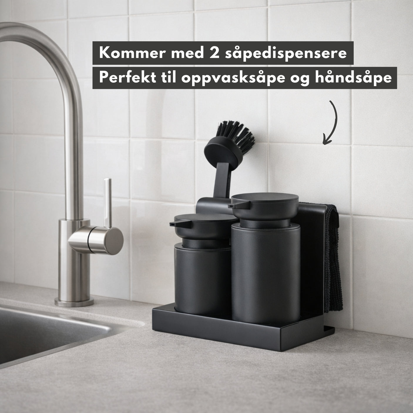 DIISH oppvasksett fra Zone Denmark plassert ved kjøkkenvask med to såpedispensere og oppvaskbørste