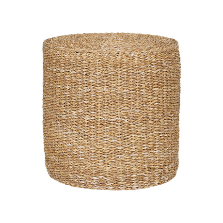 Puff i sjøgress plassert ved sofa i lyst interiør