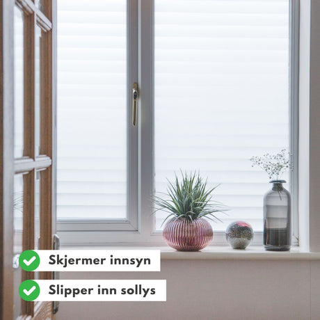 Nærbilde av Jalousie vindusfolie med horisontale striper, selvklebende