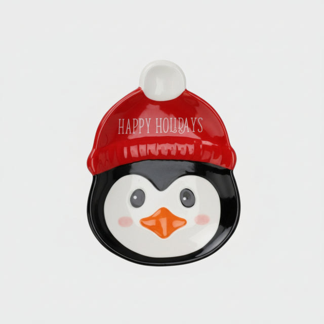 tallerken i keramikk med pingvinmotiv og rød nisselue