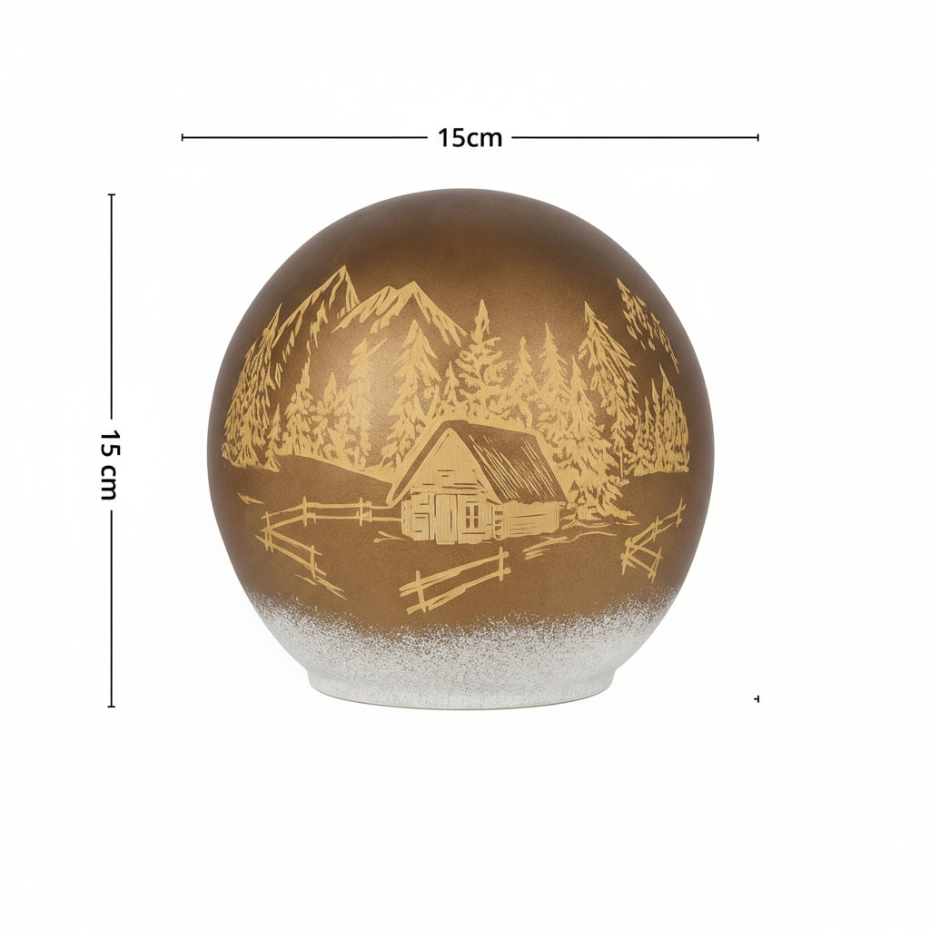 Dekorativ lampe med koselig landskapsmotiv, gir koselig atmosfære i stuen.