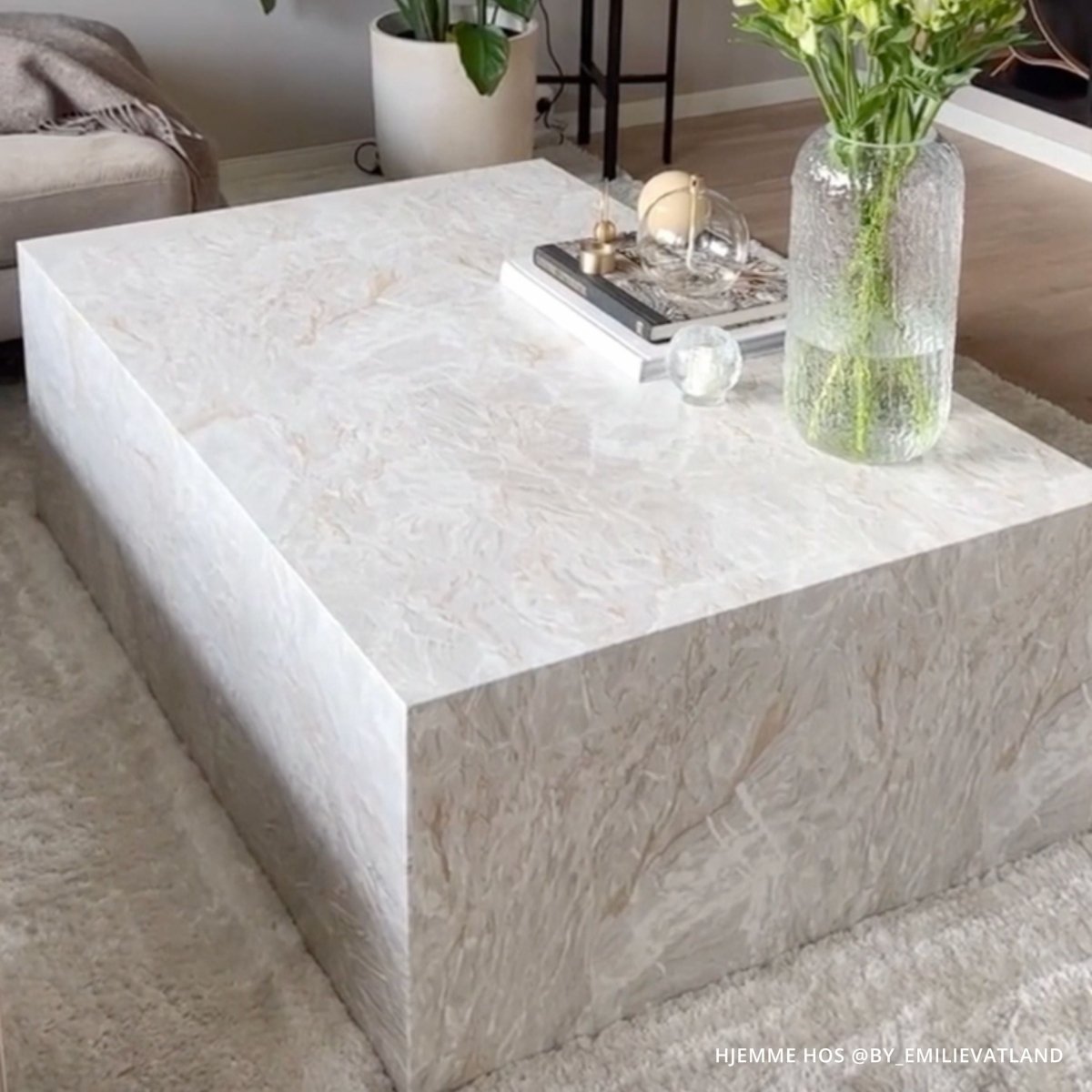 Marmor kontaktplast på stuebord – luksuriøs beige marmor-look med gyllen marmorering
